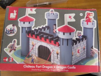 Дървен комплект Hape - Влакче с релсов път и гара - нарушен търговски вид - 6943478016224-оказион - Онлайн книжарница Ciela | ciela.com