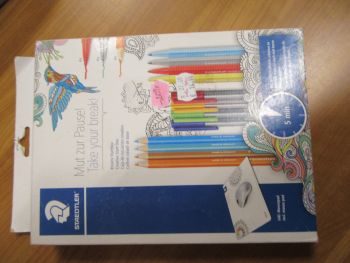 Комплект Staedtler - подложка за мишка + 12 пишещи средства - нарушен търговски вид - 4007817029077-оказион - Онлайн книжарница Ciela | ciela.com