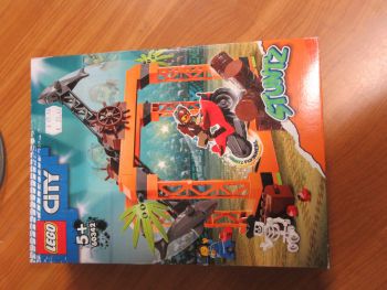 LEGO City 60342 - Каскадьорско предизвикателство - нарушен търговски вид - 5702017162119 - Онлайн книжарница Сиела | Ciela.com