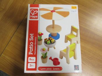 Комплект дървени мини мебели Hape - Вътрешен двор, 7 части - нарушен търговски вид - 6943478008984-оказион - Онлайн книжарница Ciela | ciela.com