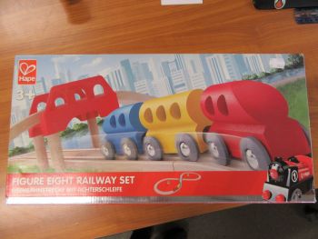 Дървен комплект Hape - Влакче и линия осморка - нарушен търговски вид