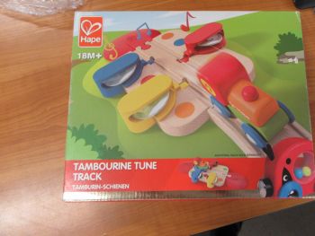 Дървен комплект Hape - Влакче с релса-тамбурина - нарушен търговски вид - 6943478015135-оказион - Онлайн книжарница Ciela | ciela.com