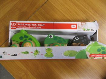 Дървена играчка за дърпане HaPe - Семейство жаби - нарушен търговски вид - 6943478034976-оказион - Онлайн книжарница Ciela | ciela.com