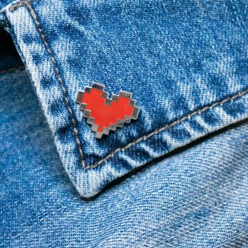 Значка - Пин - Pixel heart - red - 3800238470005 - Онлайн книжарница Ciela | ciela.com